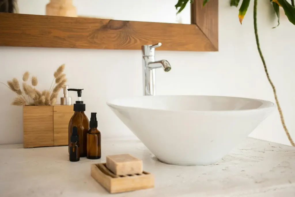 Salle de bain avec produits cosmétiques