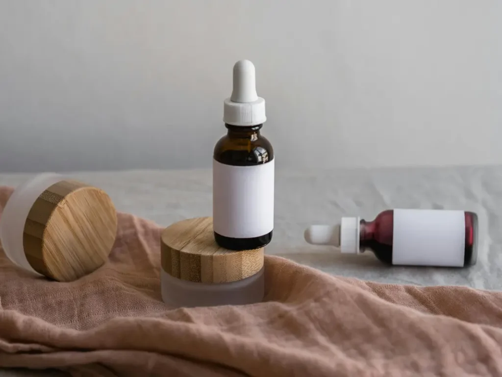 pot et flacon compte gouttes de cosmétiques