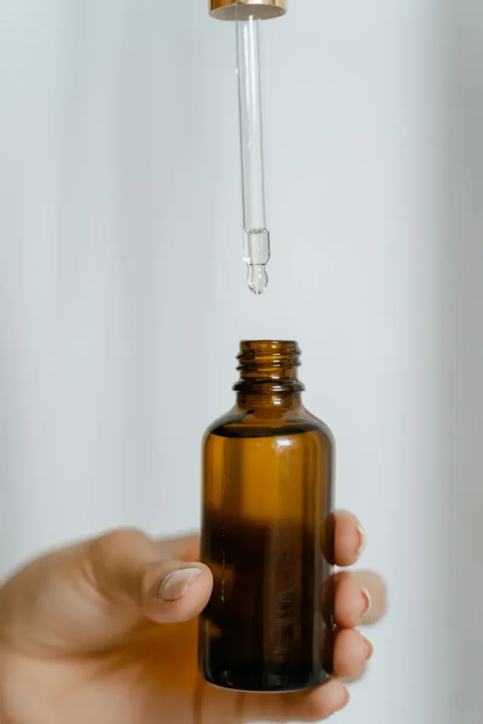flacon en verre ambré contenant un sérum