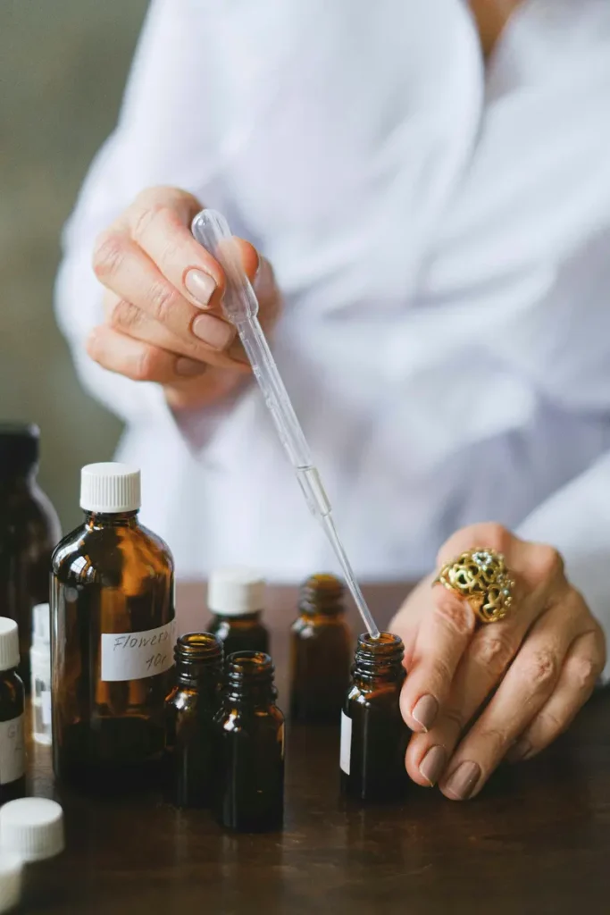 prélèvement d'huile essentielle pour une préparation de cosmétique en laboratoire