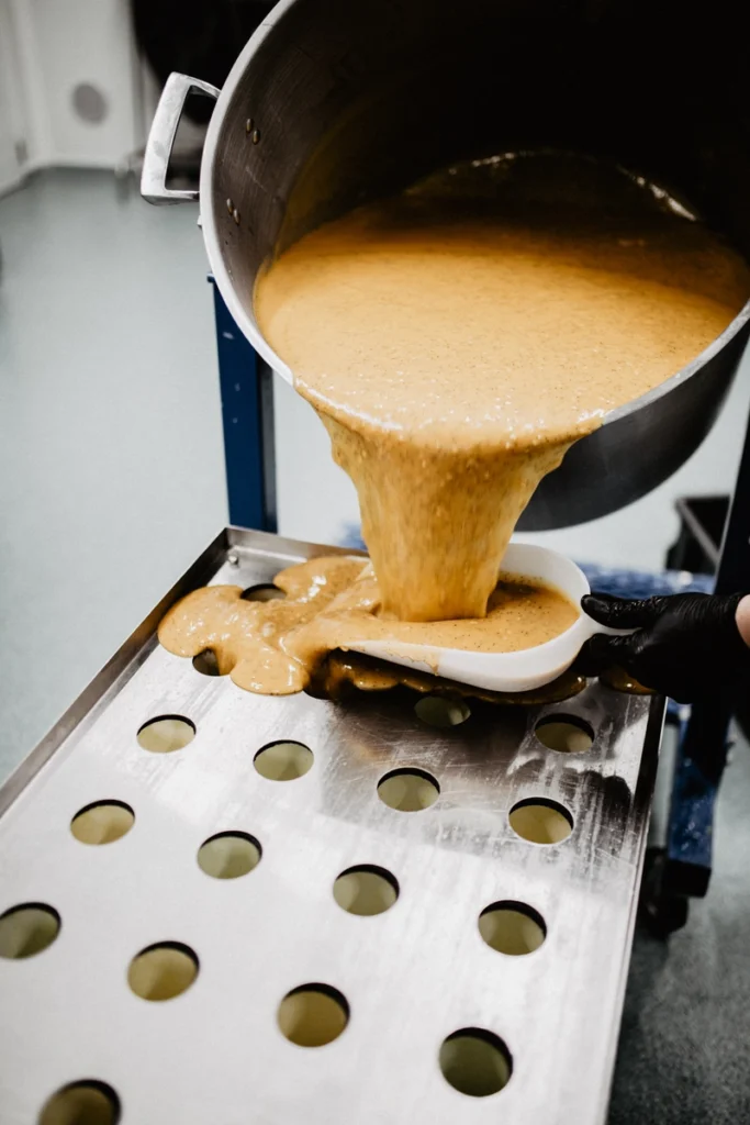 Coulage du savon solide dans les moules au laboratoire
