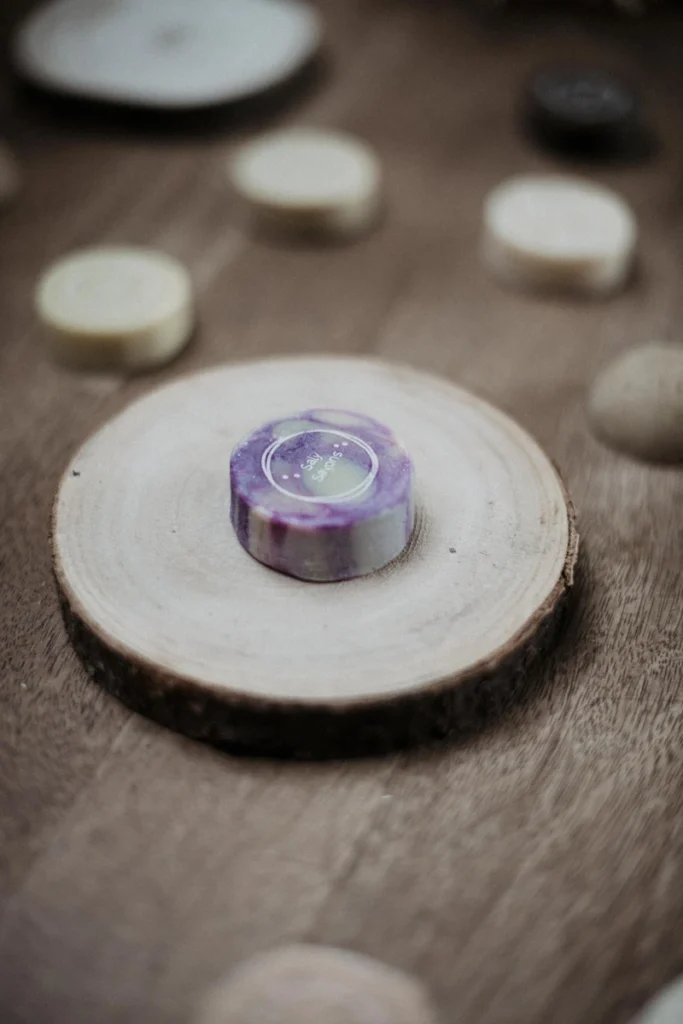 Gros plan sur un savon solide marbré blanc et violet
