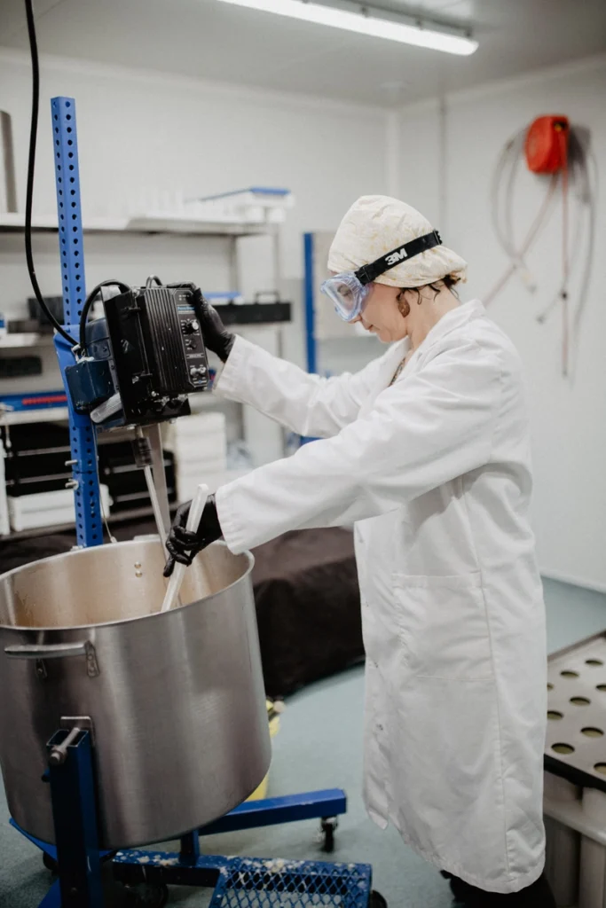 Technicienne de laboratoire entrain de préparer du savon